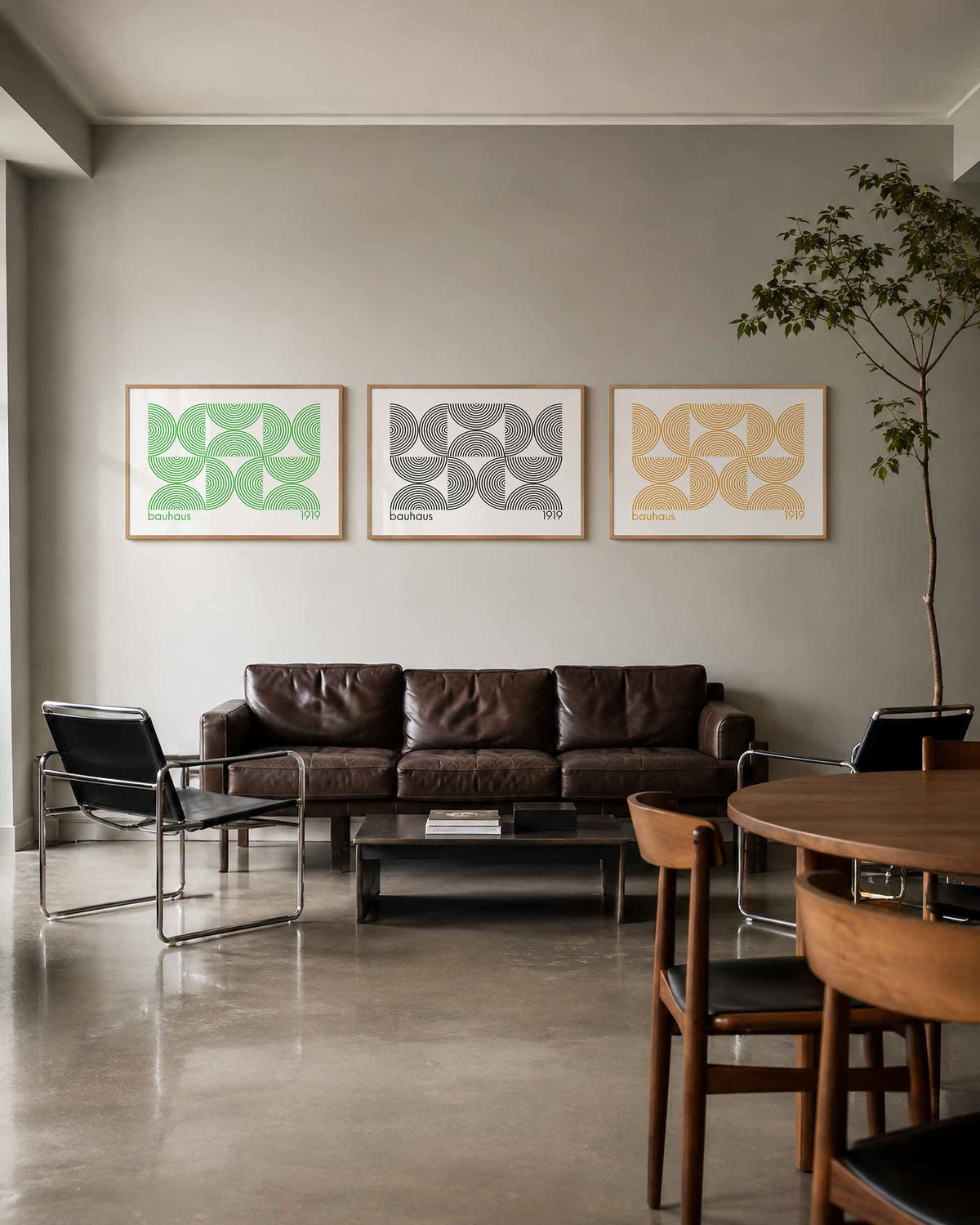 Interieurmockup van drieluik landscape-posterset met concentrische boogpatronen