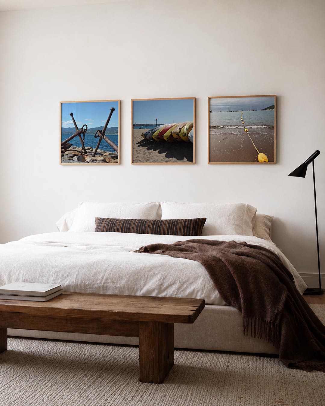 Interieur met vierkant fotografisch drieluik aan zee en aanmeer – Gerald Emming