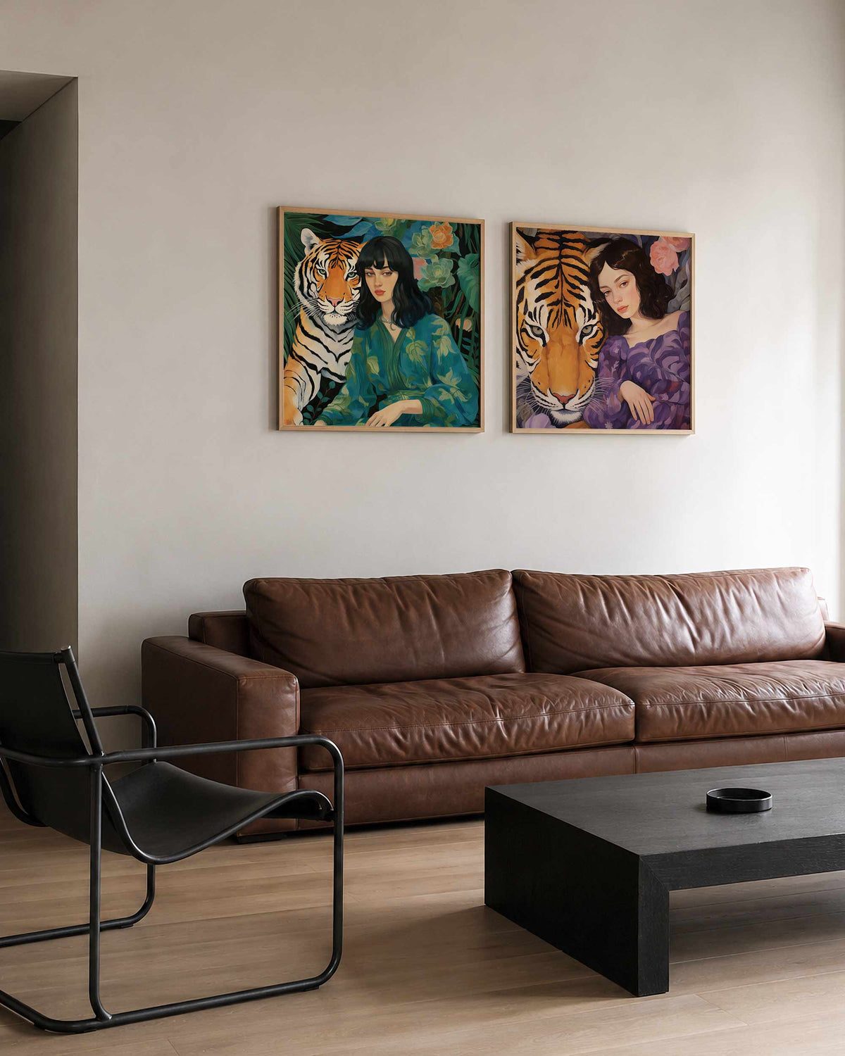 Interieurpresentatie van een tweedelige vierkante posterset met vrouwen met tijgers