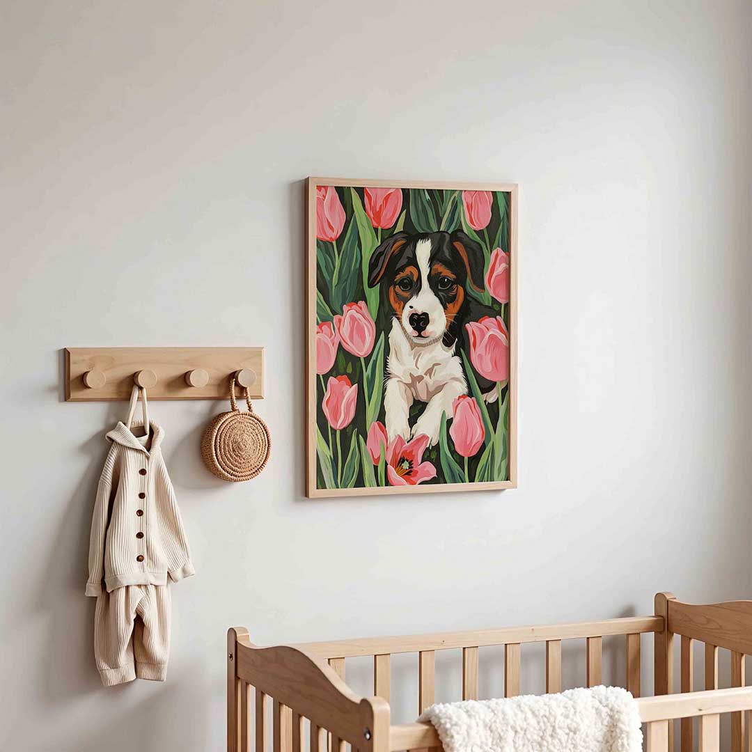 Hond tussen tulpen Poster