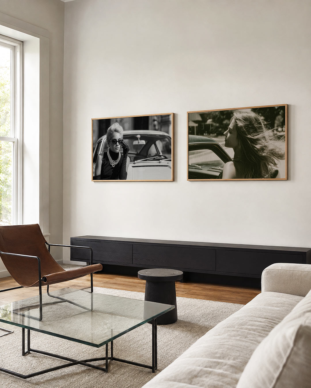 Interieurpresentatie van twee posters met donkere tinten en een rustige visuele opbouw