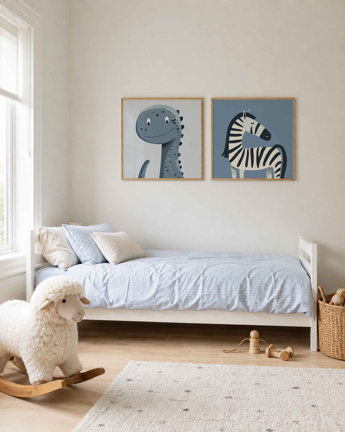 Interieurpresentatie van een tweedelige vierkante posterset met dinosaurus en zebra