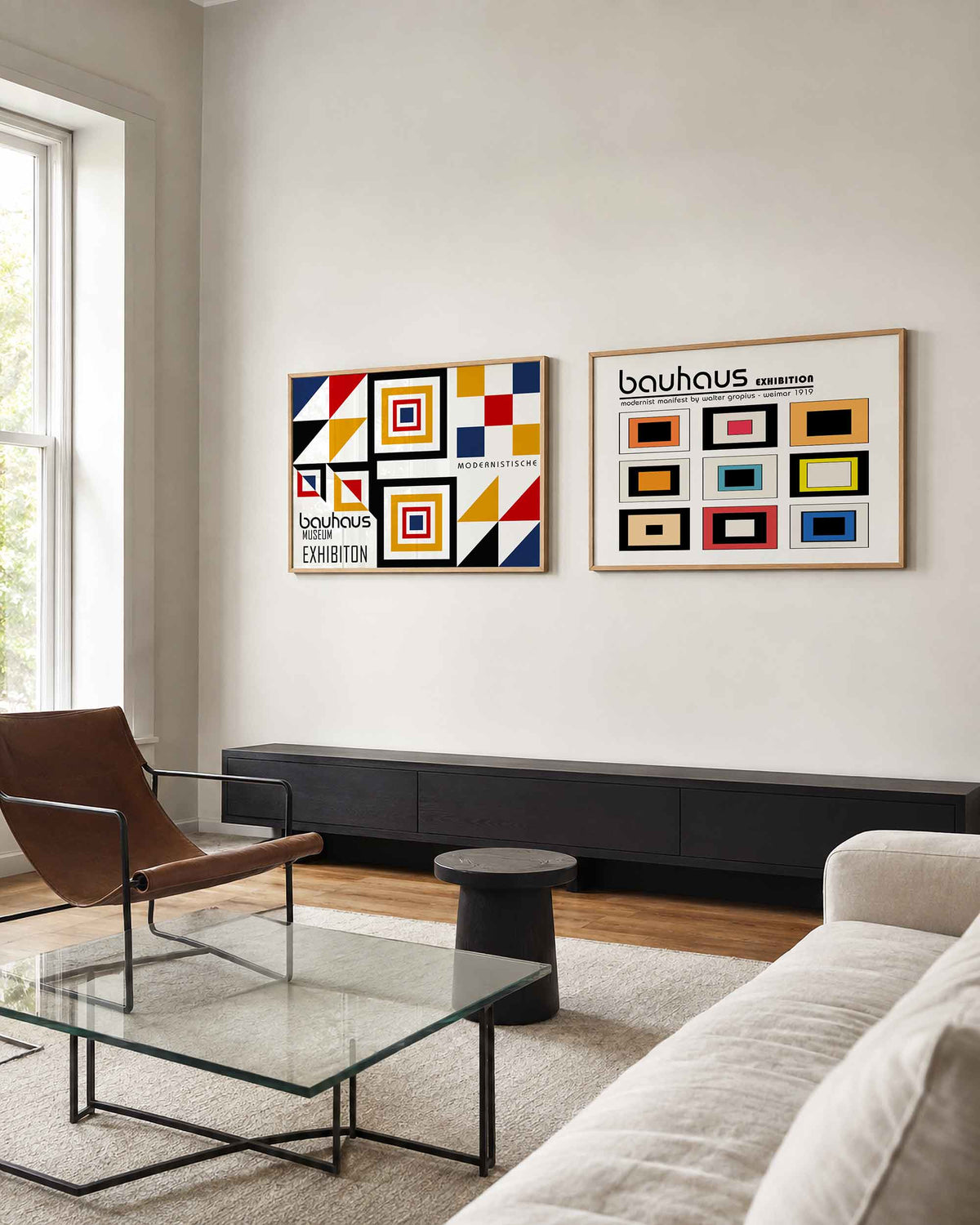 Interieurmockup van tweedelige landscape-posterset met primaire vlakken en kaderpatronen