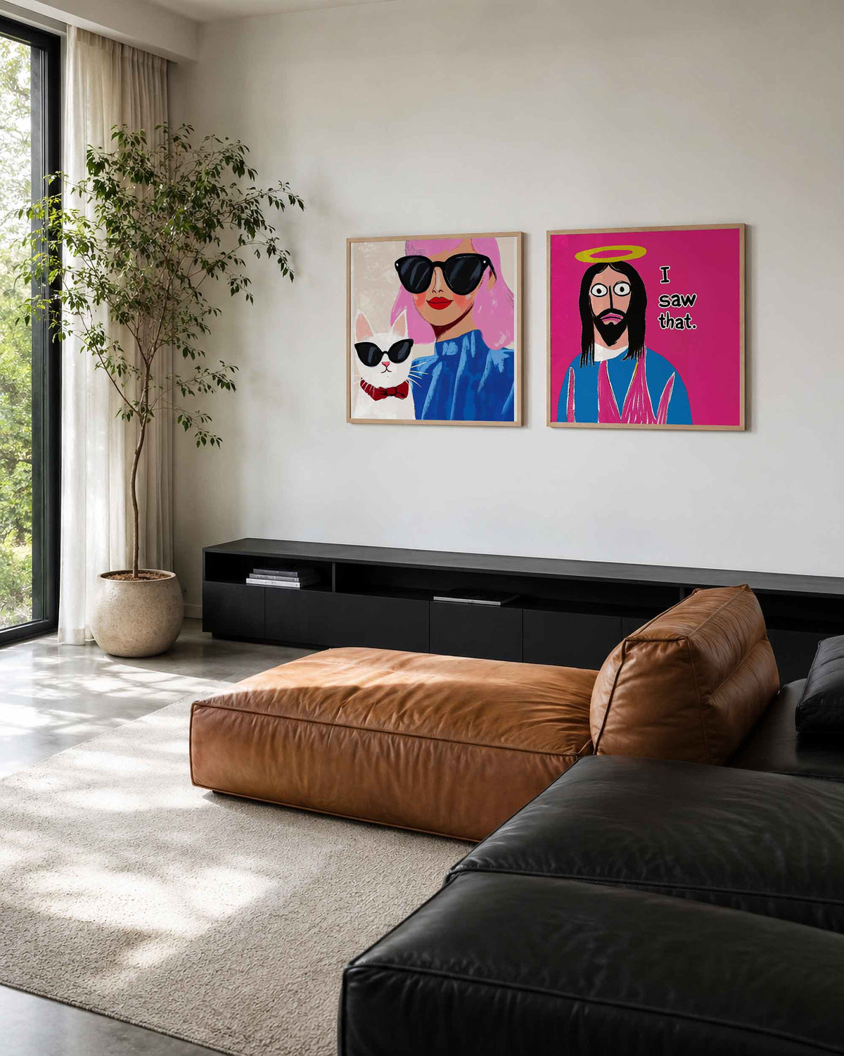 Interieurpresentatie van een tweedelige vierkante posterset met portretten met zonnebril