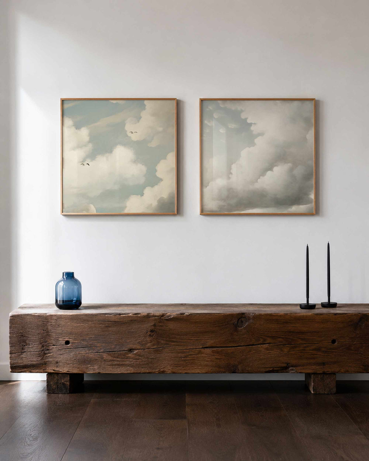 Interieurpresentatie van een tweedelige vierkante posterset met wolken en vogels