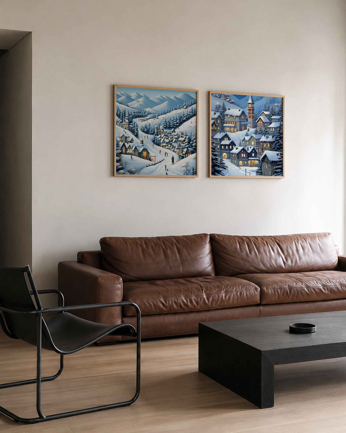 Interieurpresentatie van een tweedelige vierkante posterset met besneeuwd bergdorp
