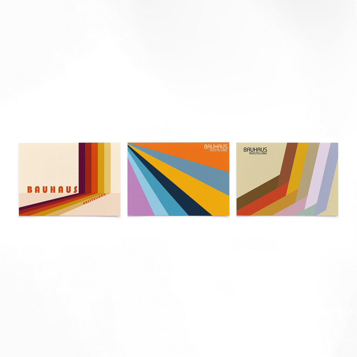 Drie landscape posters met kleurbanen in beweging als vrijstaande productfoto