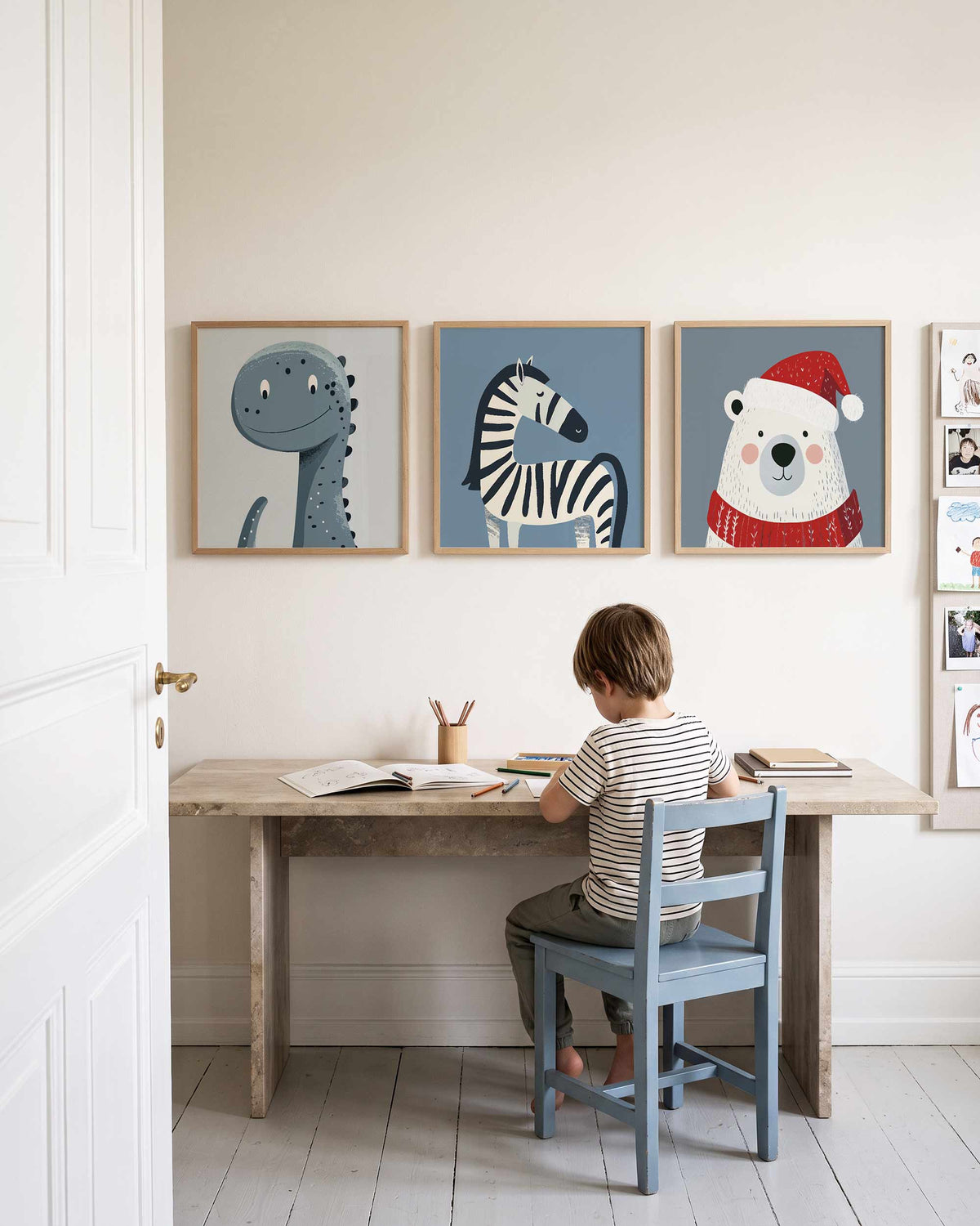 Interieurpresentatie van een driedelige vierkante posterset met dierenportretten