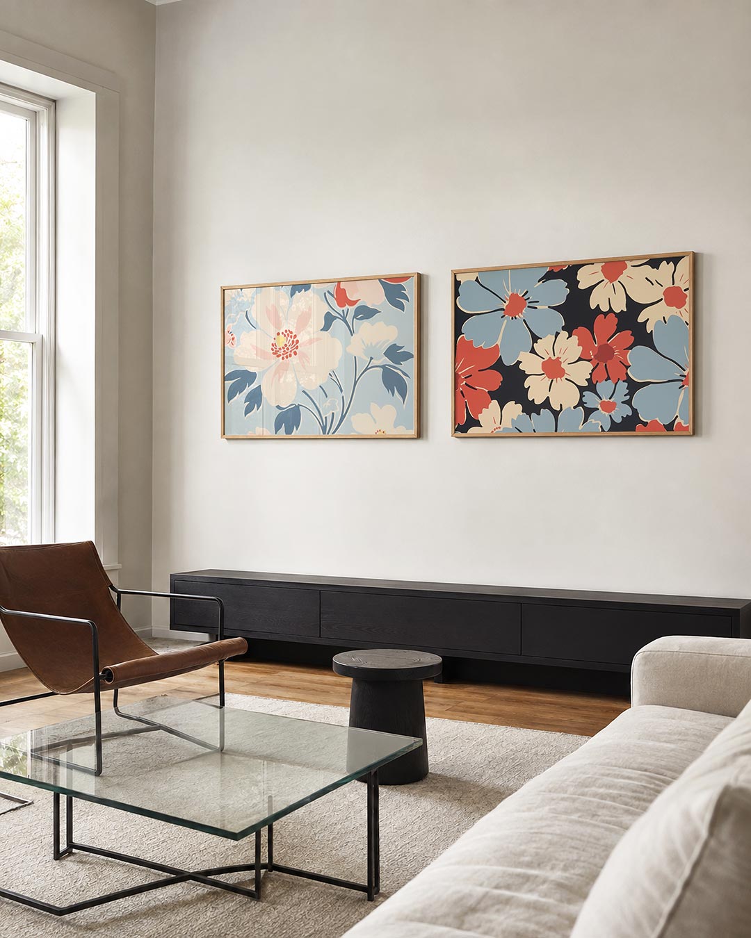 Tweedelige posterset met grote bloemen in zachte tinten roze, blauw en crème, getoond in een interieur