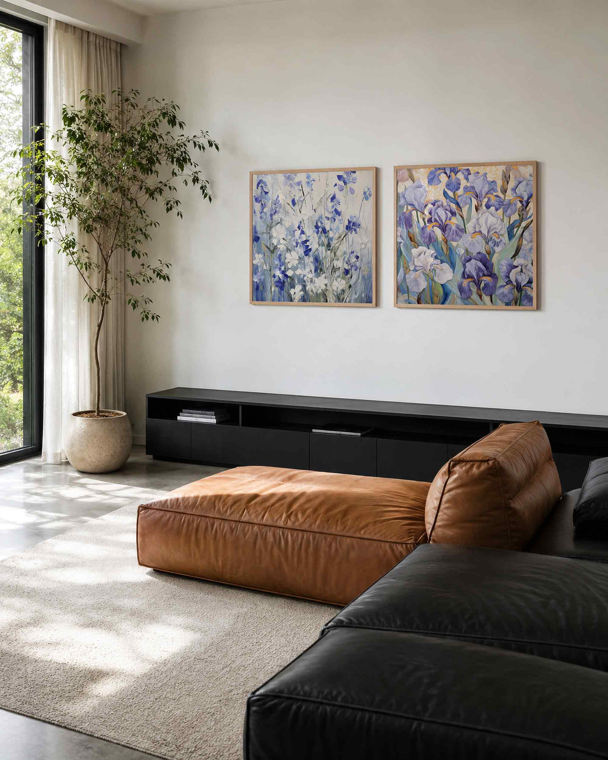 Interieurpresentatie van een tweedelige vierkante posterset met blauwe bloemen