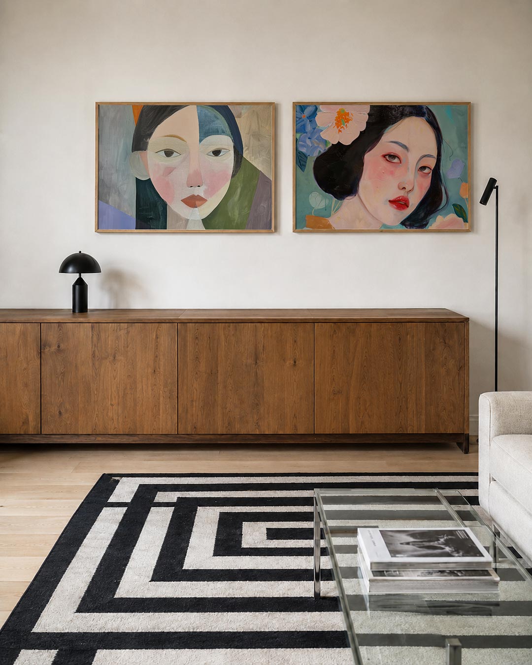 Tweedelige posterset met een gezicht opgebouwd uit geometrische kleurvlakken, getoond in een interieur