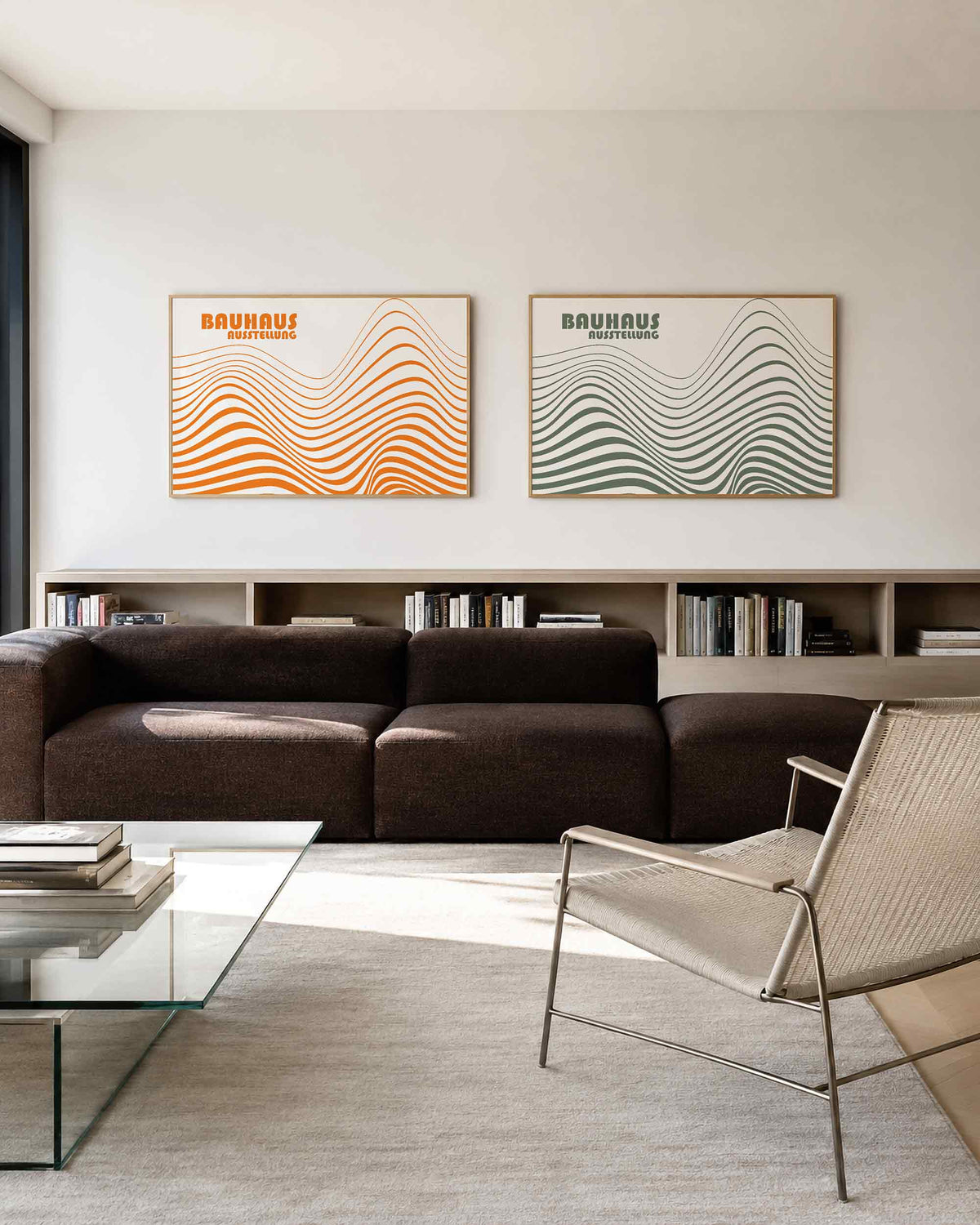 Interieurmockup van tweedelige landscape-posterset met oranje en groene golfbanen