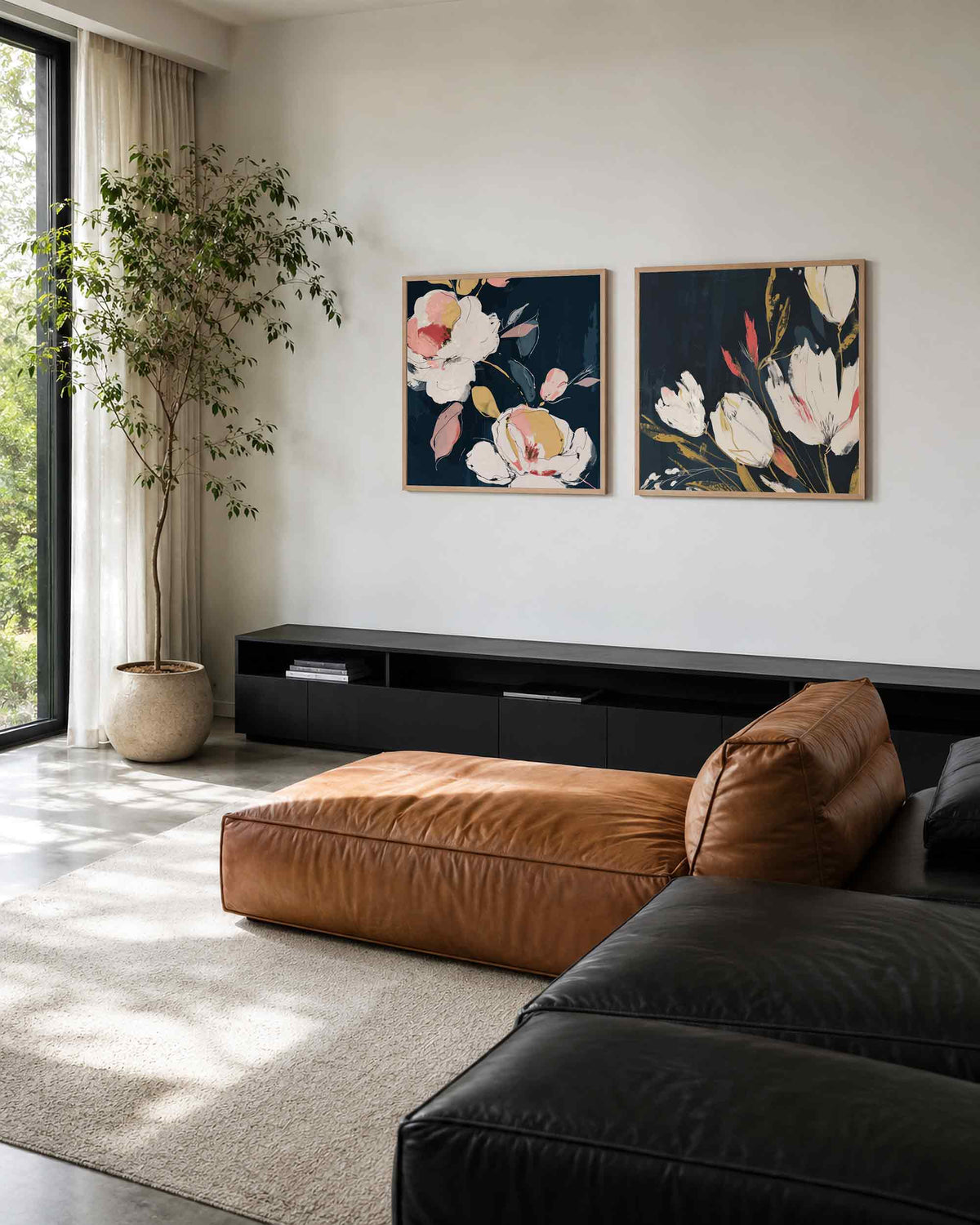 Interieurpresentatie van een tweedelige vierkante posterset met bloemen op donkere achtergrond