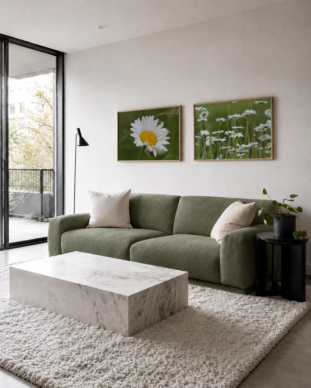 Interieur met liggend fotografisch tweeluik margrieten in zacht licht – Gerald Emming