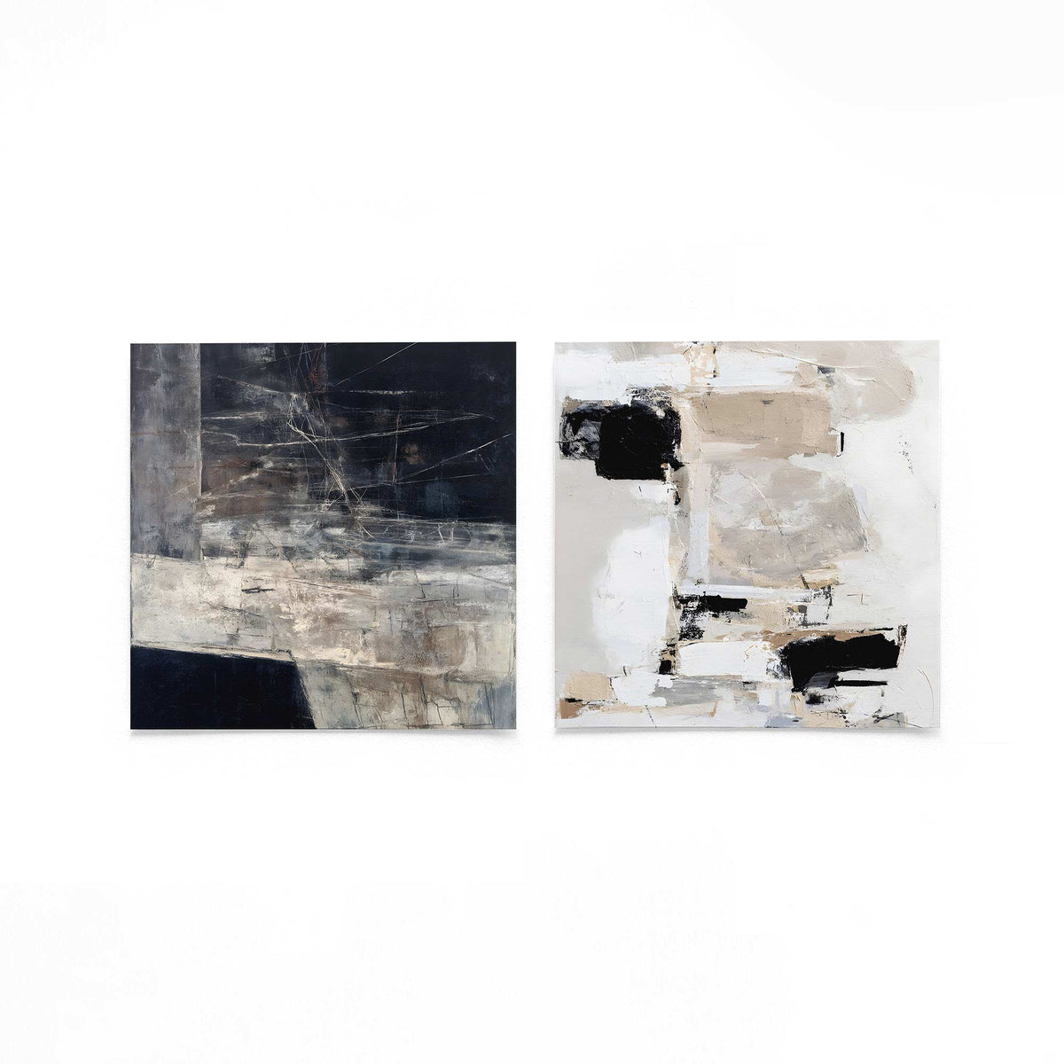 Twee vierkante posters met zwart beige vlakken op een gebroken witte achtergrond