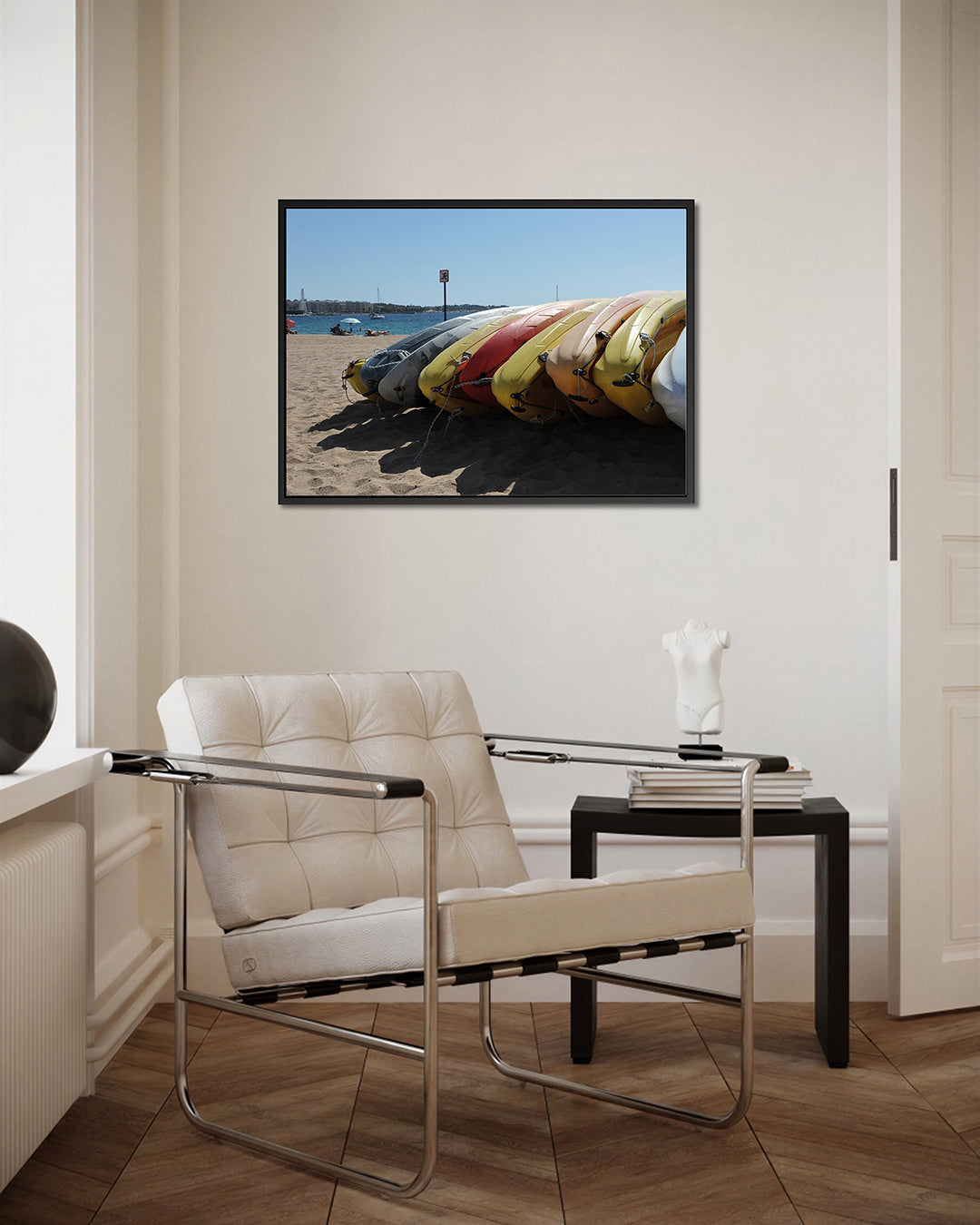 Kleurrijke kajaks op strand Kunstwerk