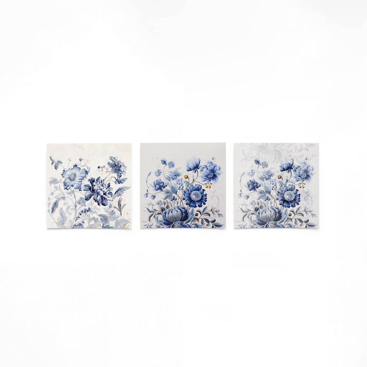 Drie vierkante posters met blauwe bloemen op een gebroken witte achtergrond