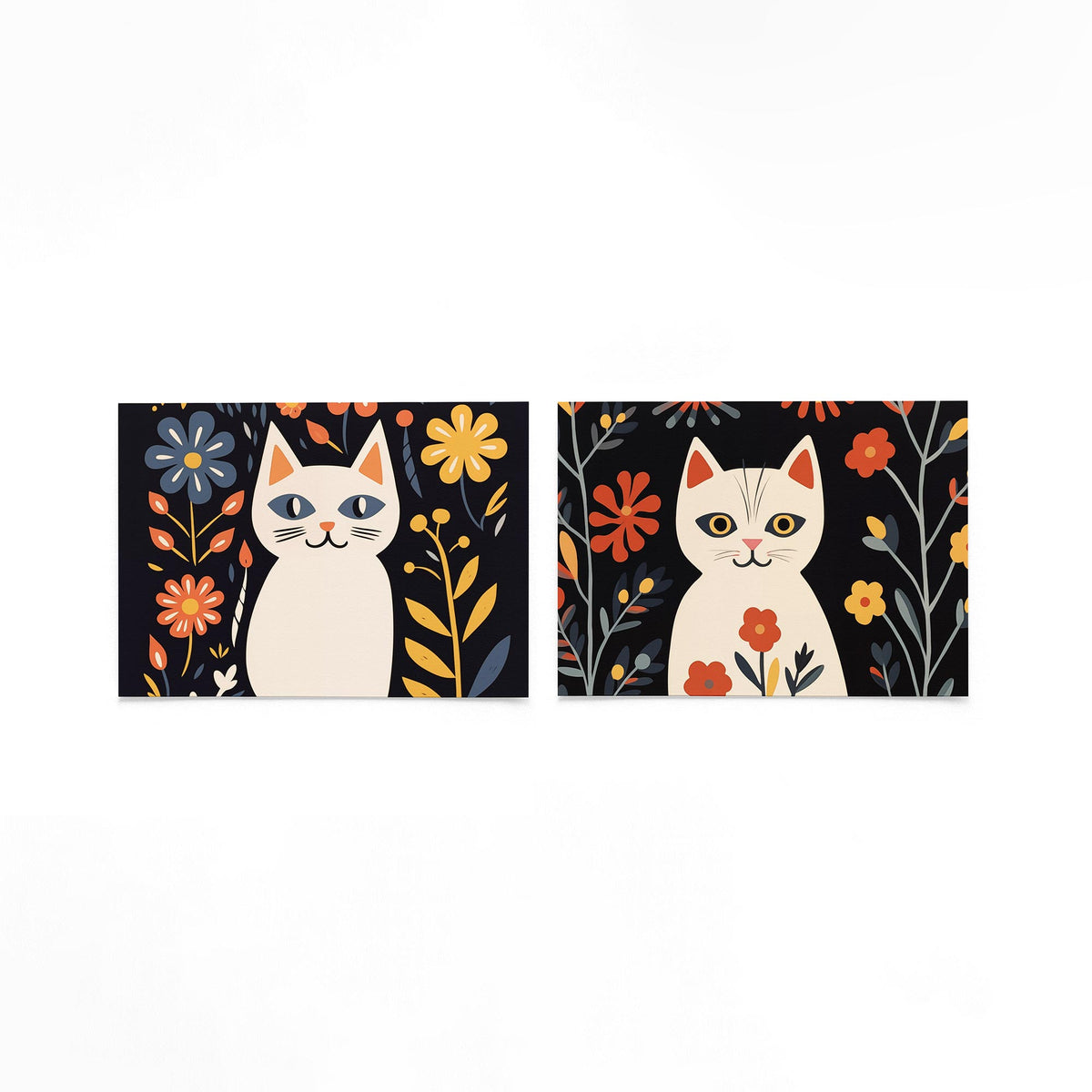 Twee liggende posters met een speelse kat omringd door kleurrijke bloemen op een gebroken witte achtergrond