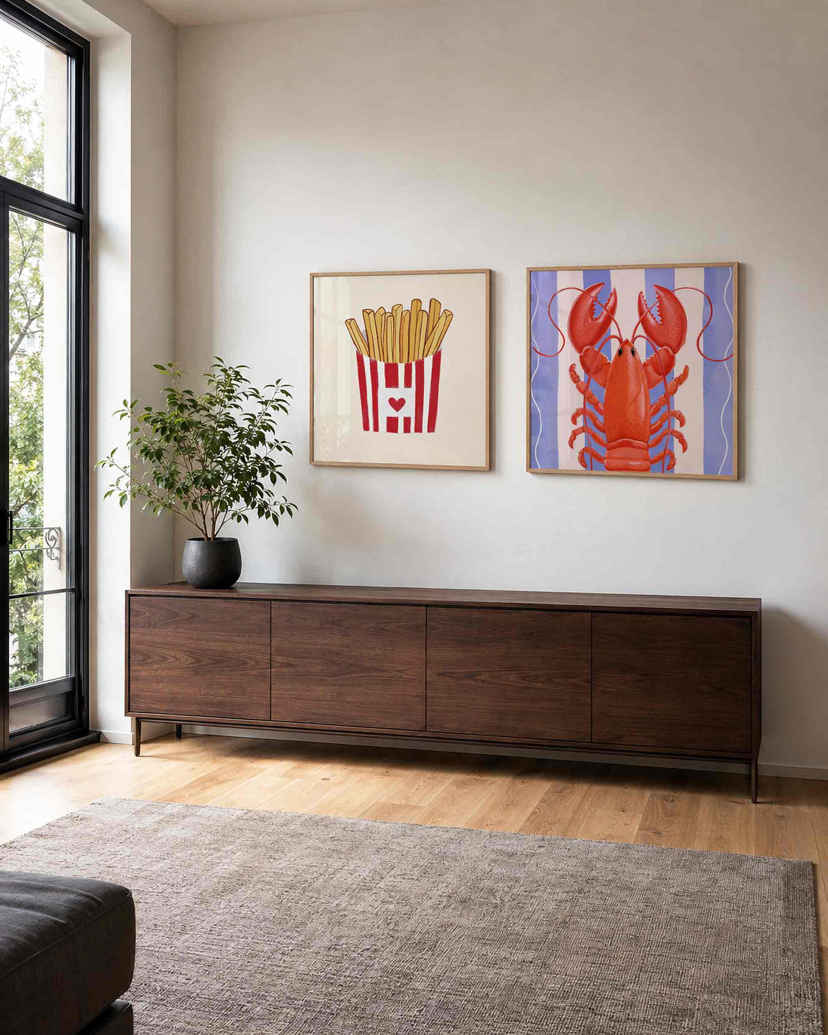 Interieurpresentatie van een tweedelige vierkante posterset met friet en kreeft