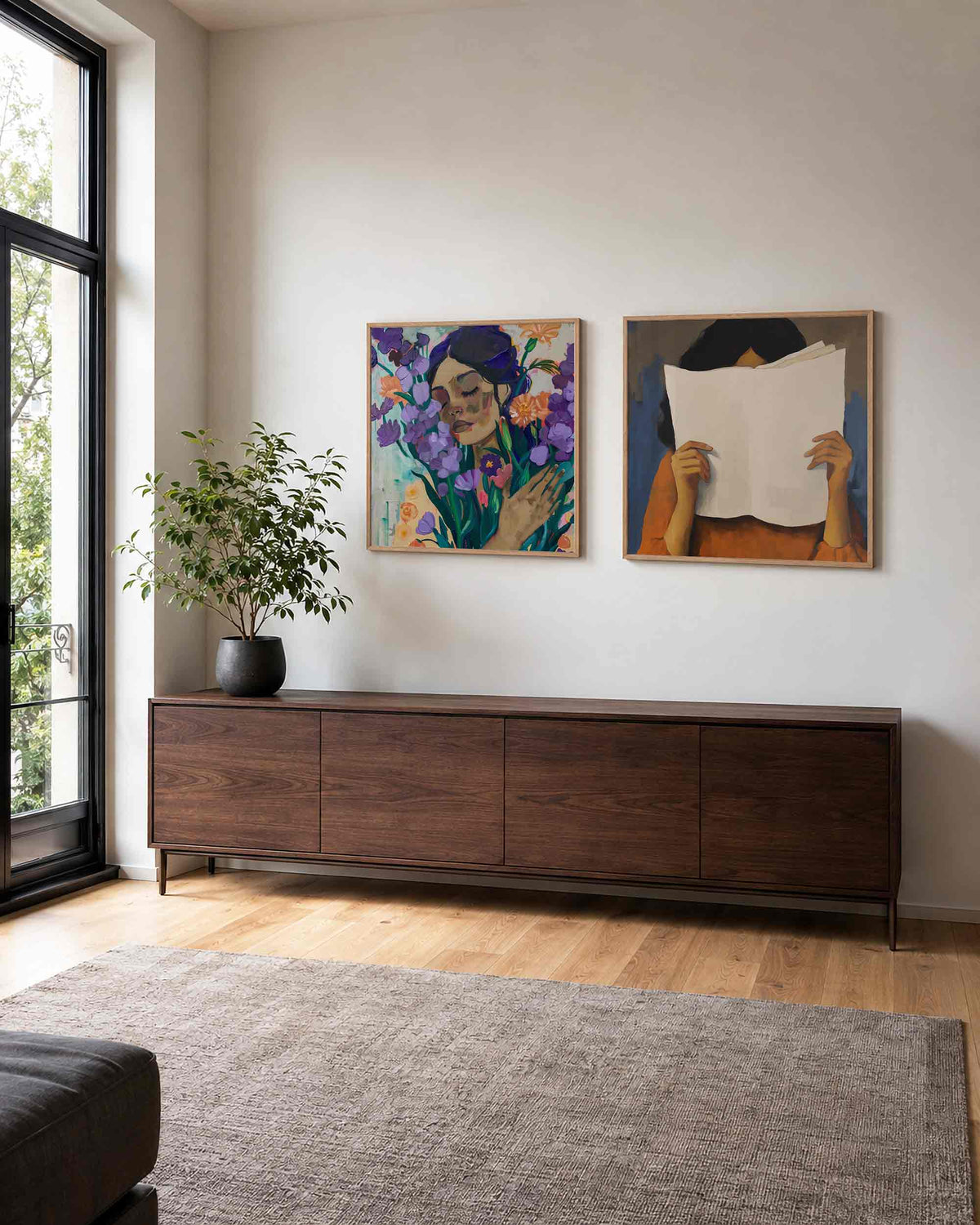 Interieurpresentatie van een tweedelige vierkante posterset met bloemenportret en lezende vrouw