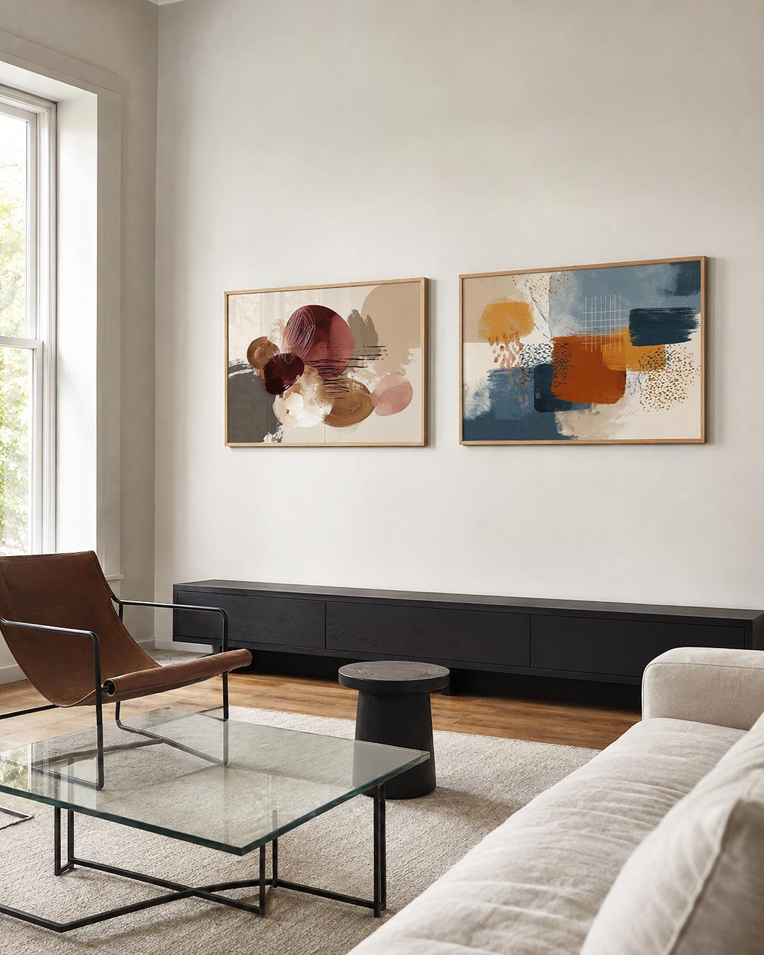 Tweedelige posterset met ronde kleurvlakken en lijnen in warme tinten, getoond in een interieur