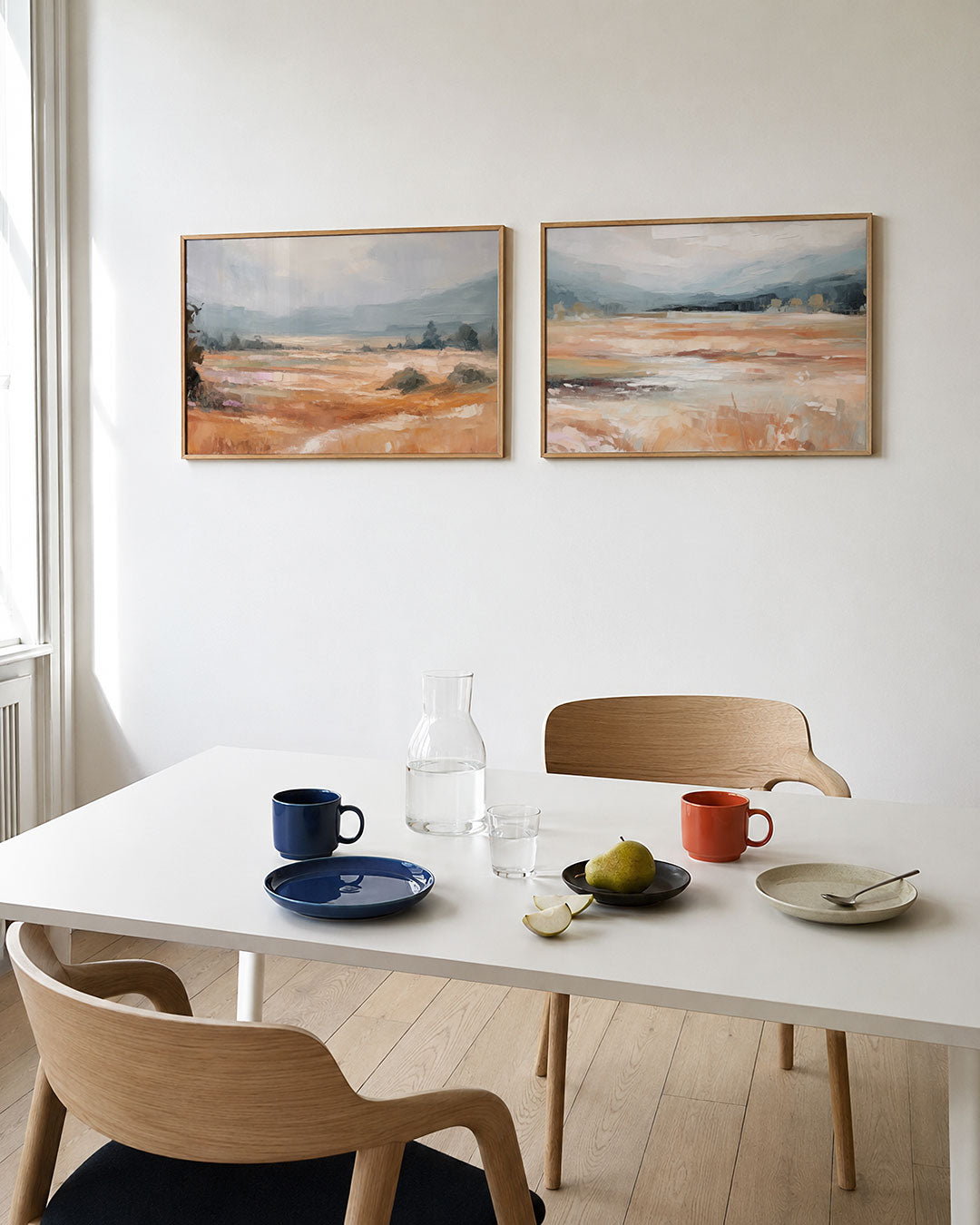 Tweedelige posterset met een uitgestrekt landschap met zachte penseelstreken, getoond in een interieur