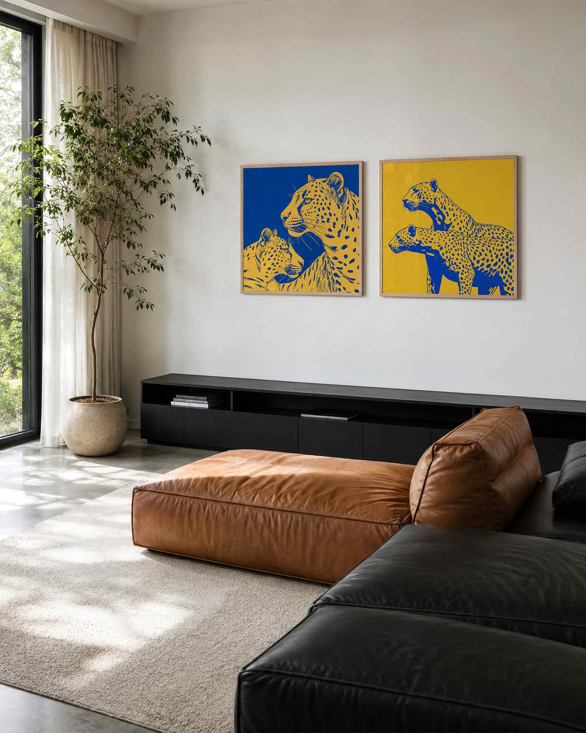 Interieurpresentatie van een tweedelige vierkante posterset met gelepanters