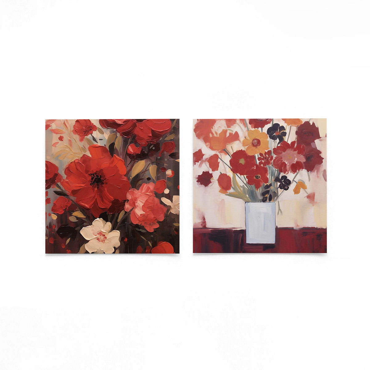 Twee vierkante posters met rode bloemen op een gebroken witte achtergrond