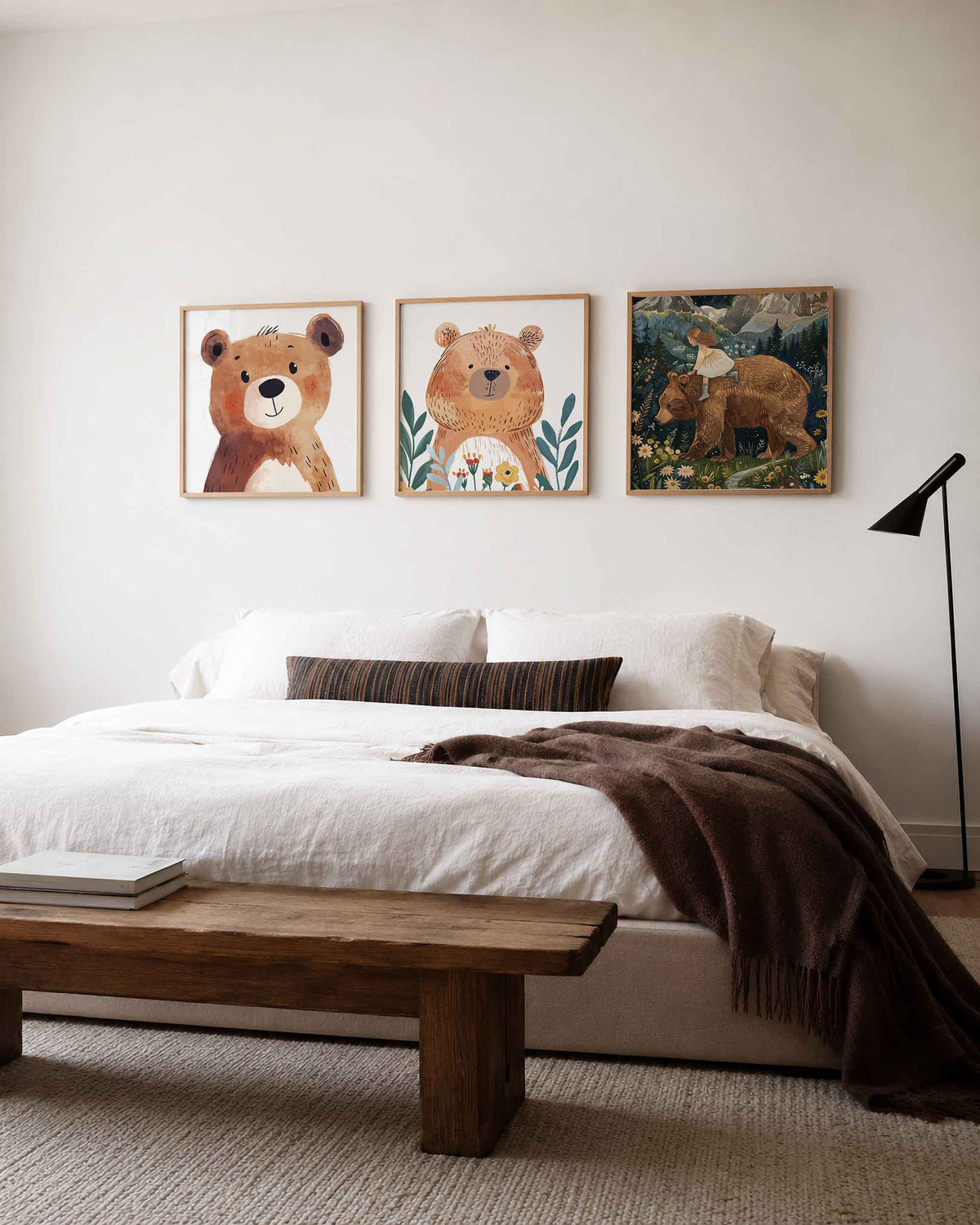 Interieurpresentatie van een driedelige vierkante posterset met beren en meisje