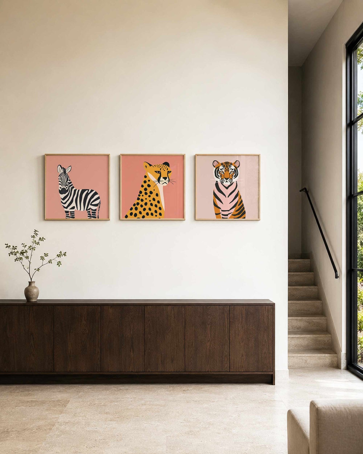Interieurpresentatie van een driedelige vierkante posterset met zebra jachtluipaard tijger