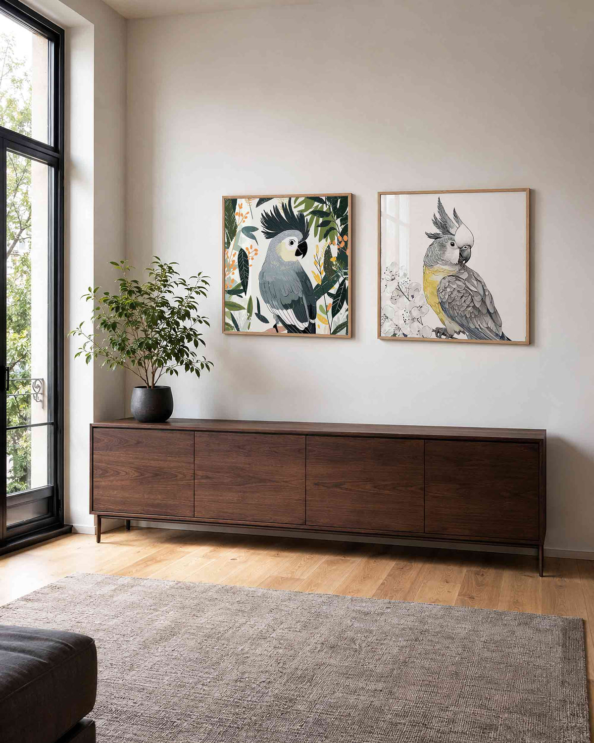Interieurpresentatie van een tweedelige vierkante posterset met kaketoes in blad