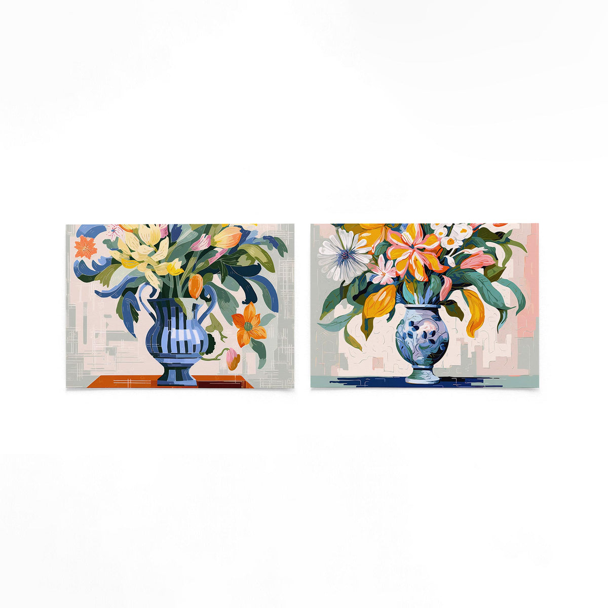 Twee liggende posters met een levendige vaas met kleurrijke bloemen op een gebroken witte achtergrond