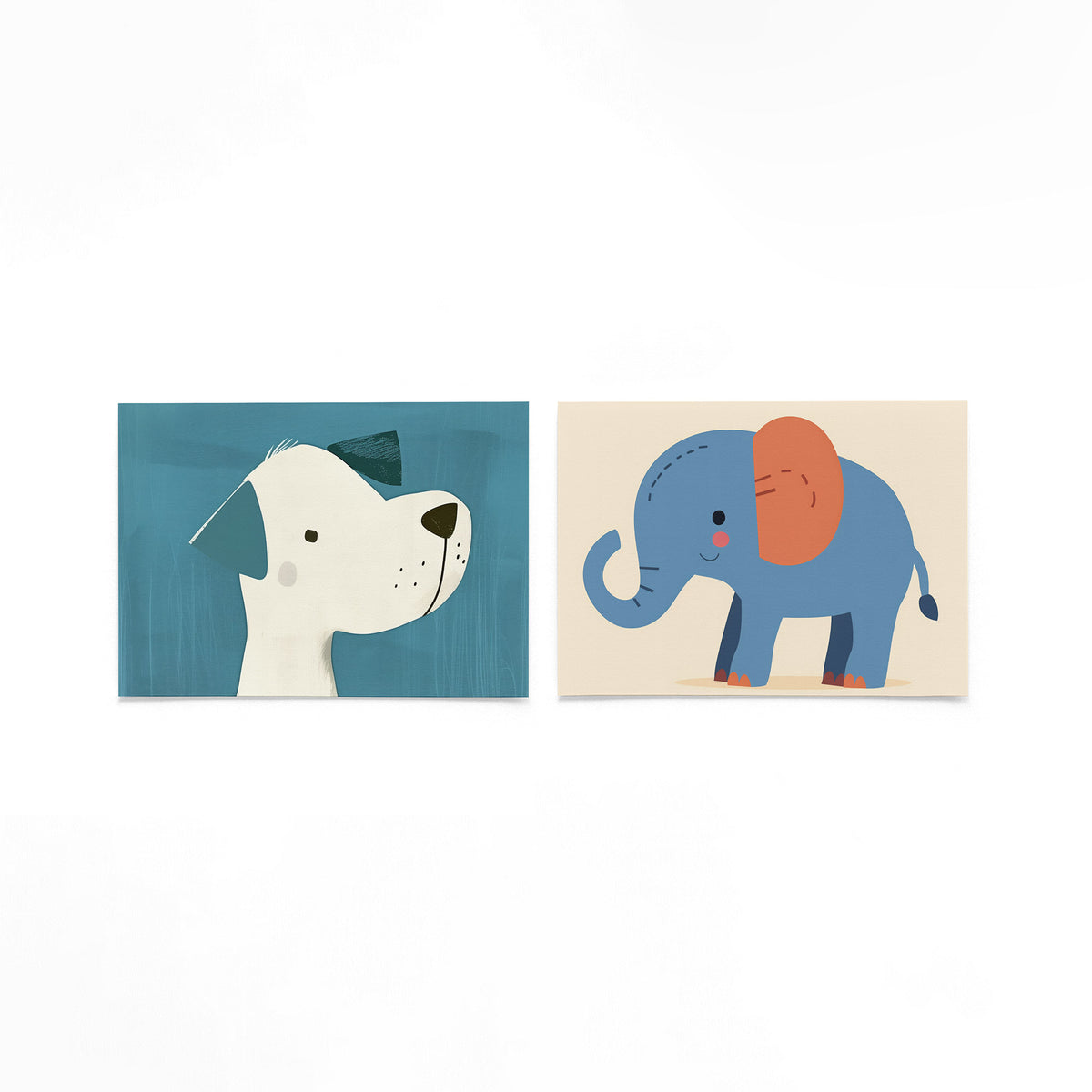 Twee liggende posters met een speelse hond in zijaanzicht met een witte vacht op een gebroken witte achtergrond