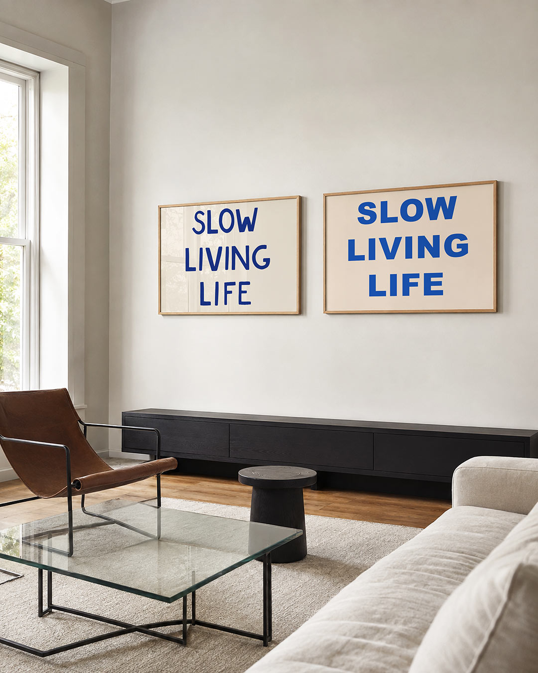 Twee liggende posters met deze posterset in twee delen bestaat uit diepblauwe typografie, aan de muur in een interieur