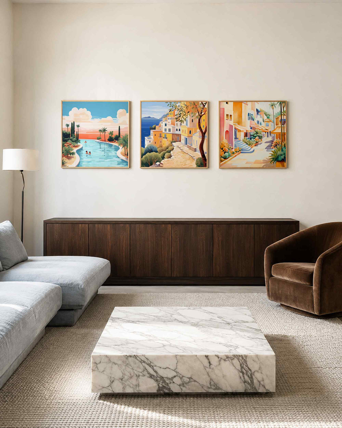 Interieurpresentatie van een driedelige vierkante posterset met mediterrane kust