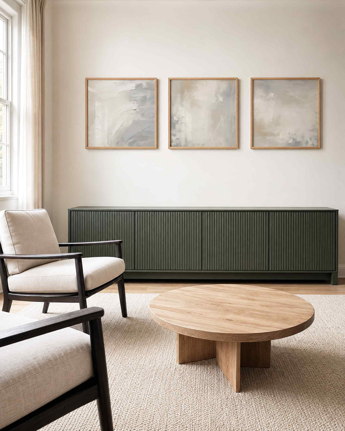 Interieurpresentatie van een driedelige vierkante posterset met abstracte beige grijstinten