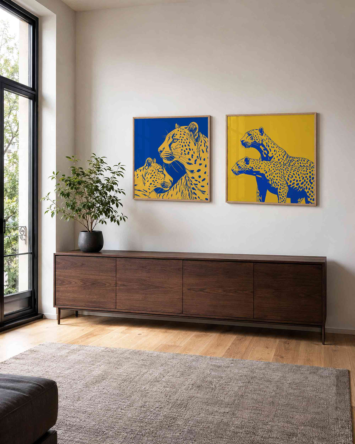 Interieurpresentatie van een tweedelige vierkante posterset met gelepanters