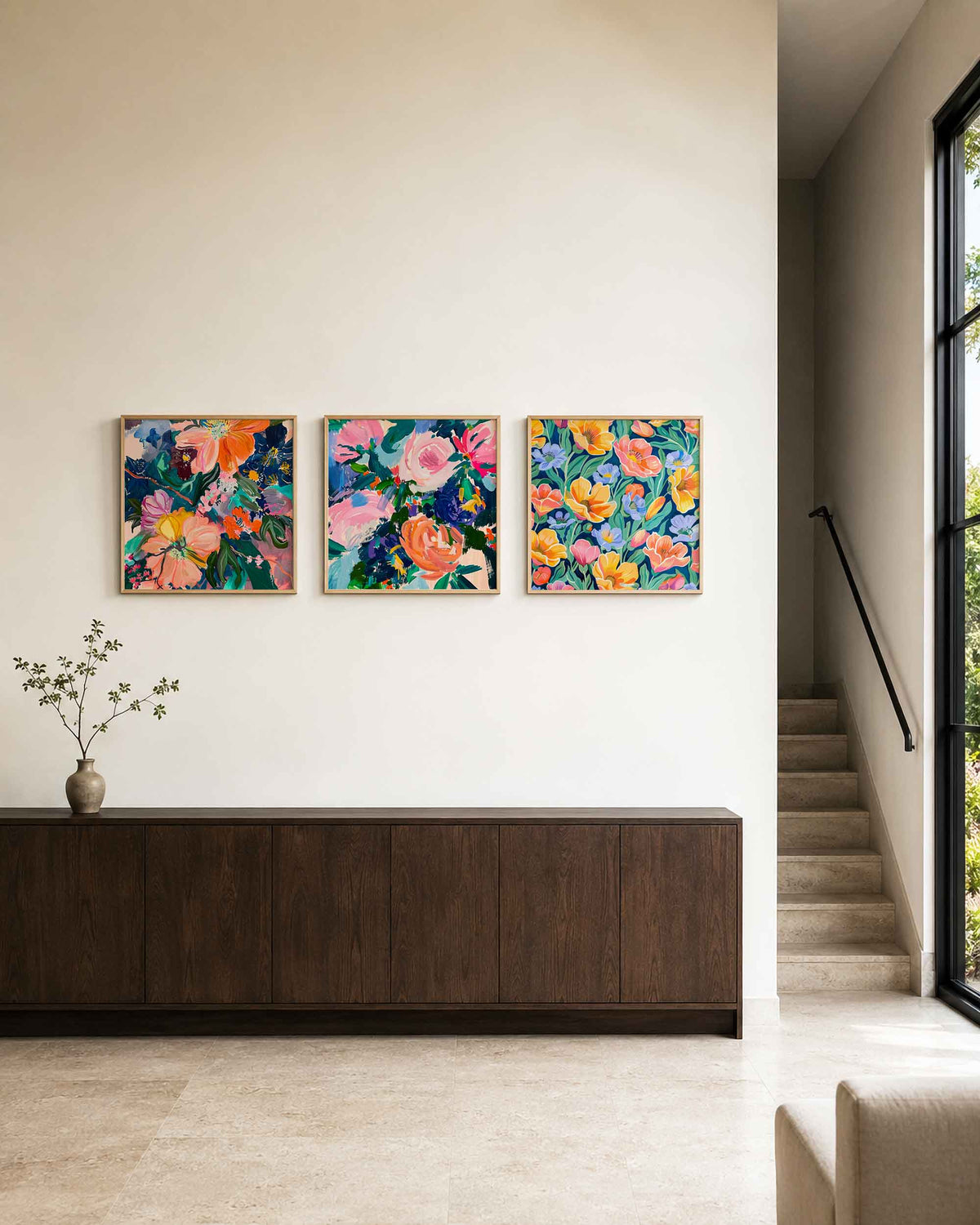 Interieurpresentatie van een driedelige vierkante posterset met kleurrijke bloemen