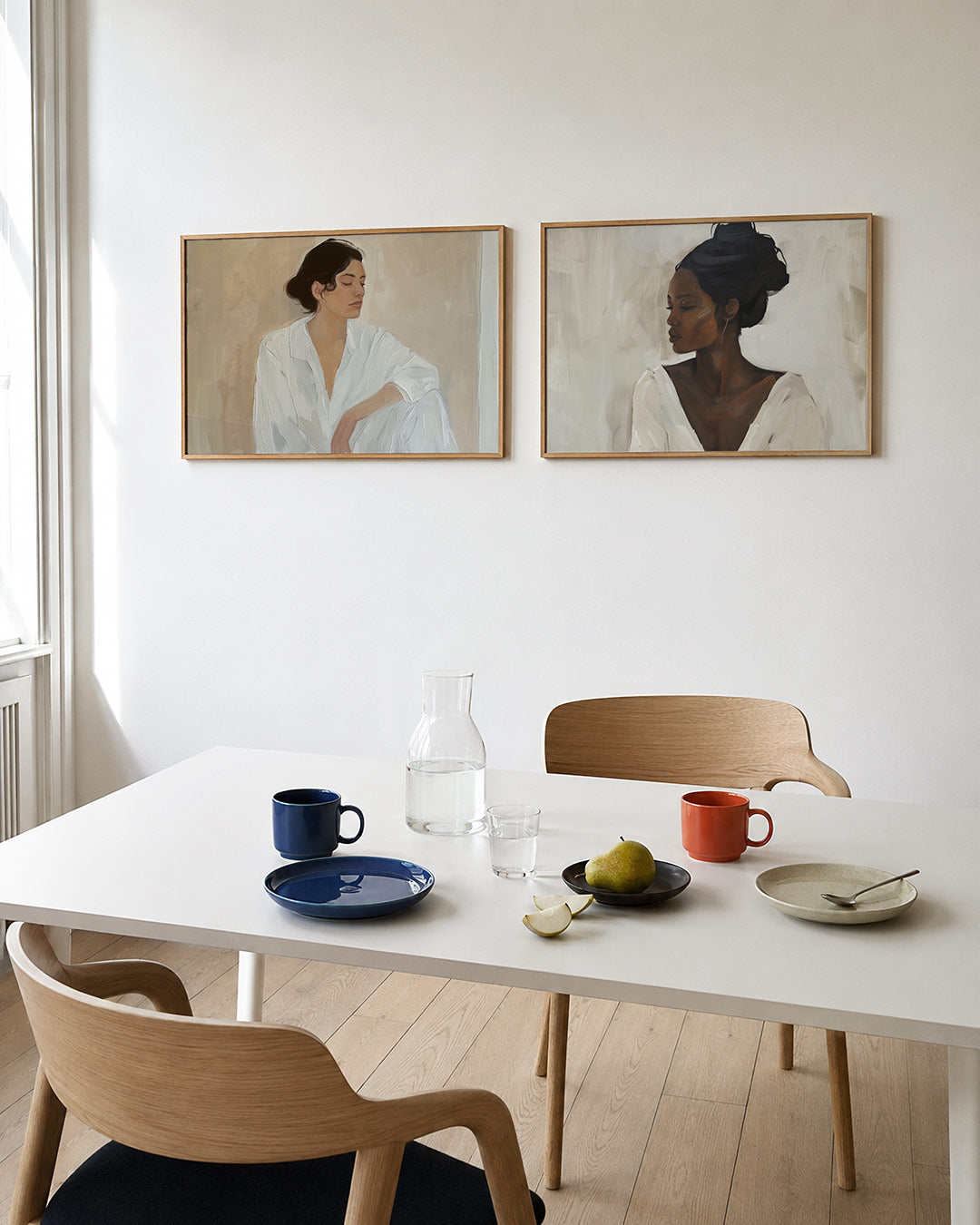 Twee liggende posters met donkere tinten en een rustige visuele opbouw, aan de muur in een interieur