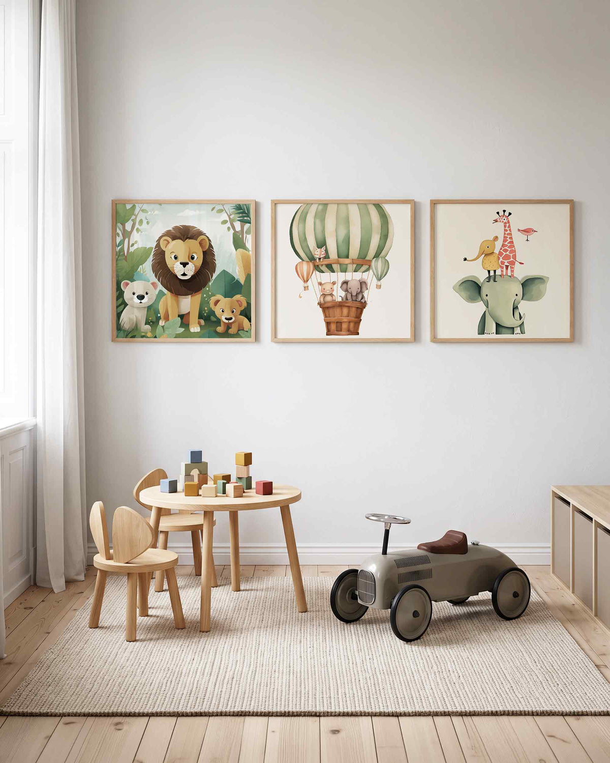 Interieurpresentatie van een driedelige vierkante posterset met jungle dieren