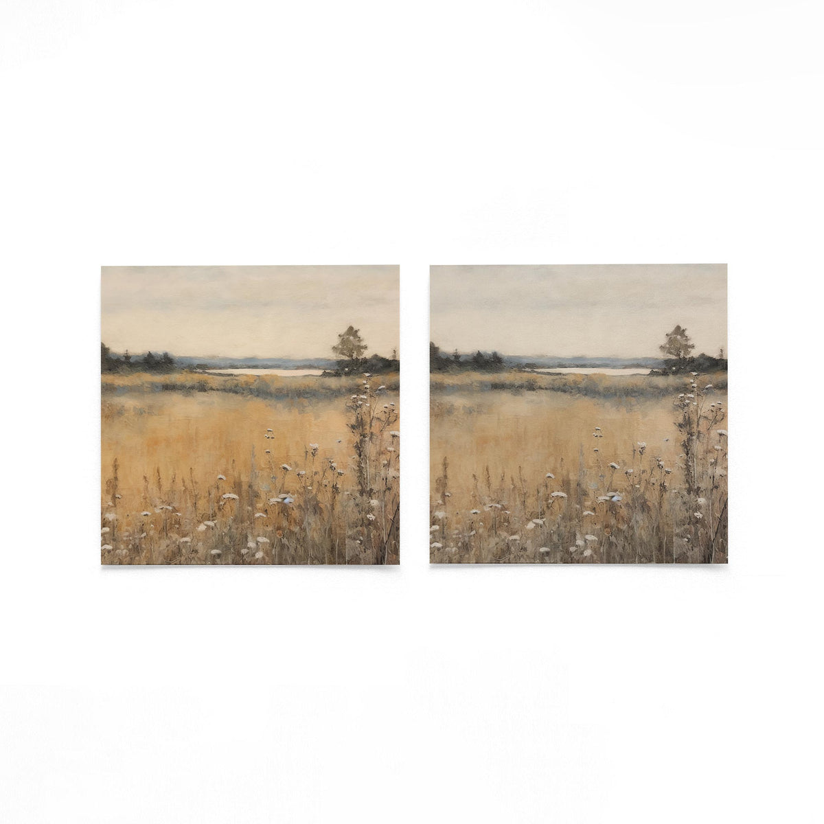 Twee vierkante posters met gouden weidelandschap op een gebroken witte achtergrond