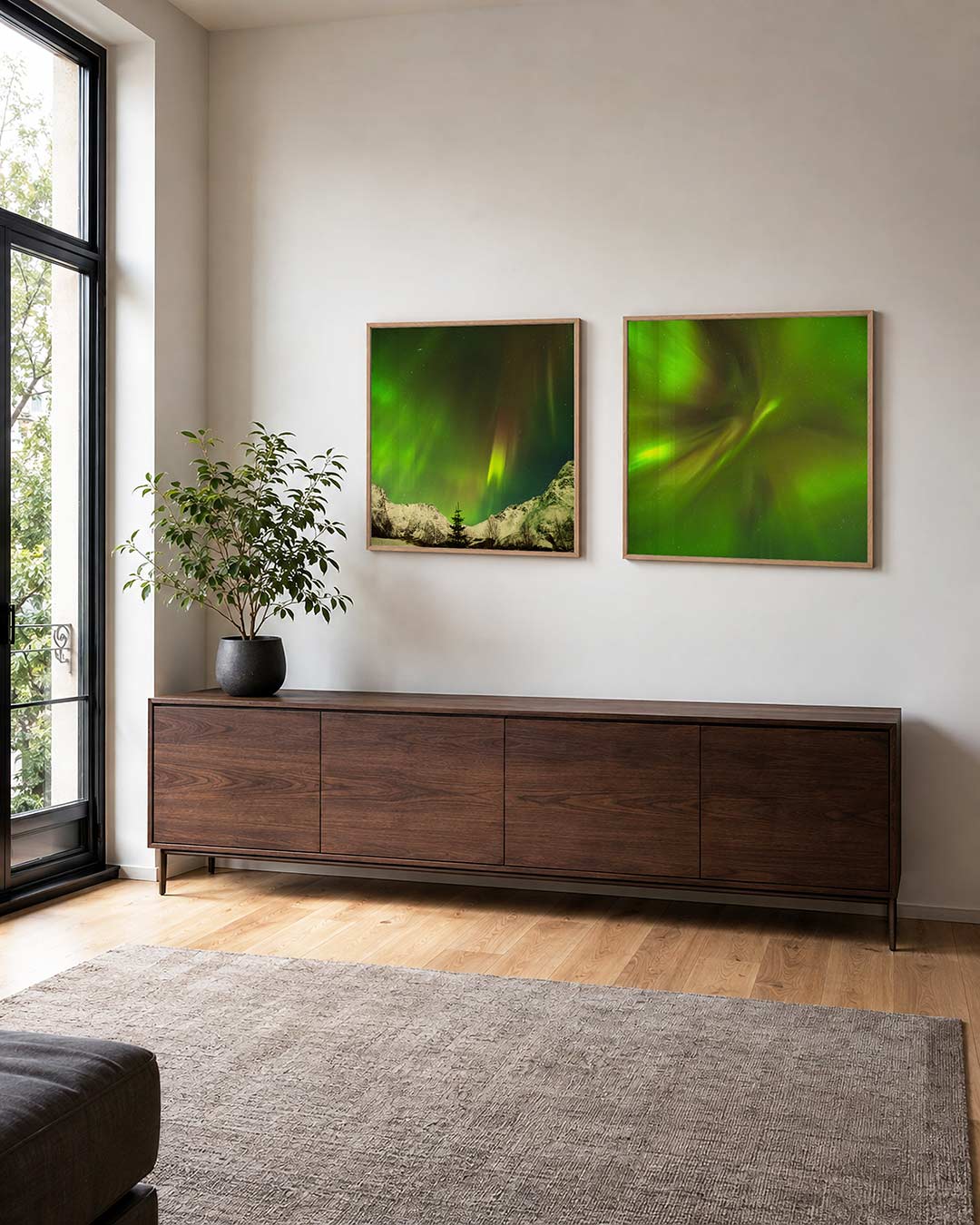 Interieur met vierkant fotografisch tweeluik noorderlicht boven sneeuwtoppen – Gerald Emming