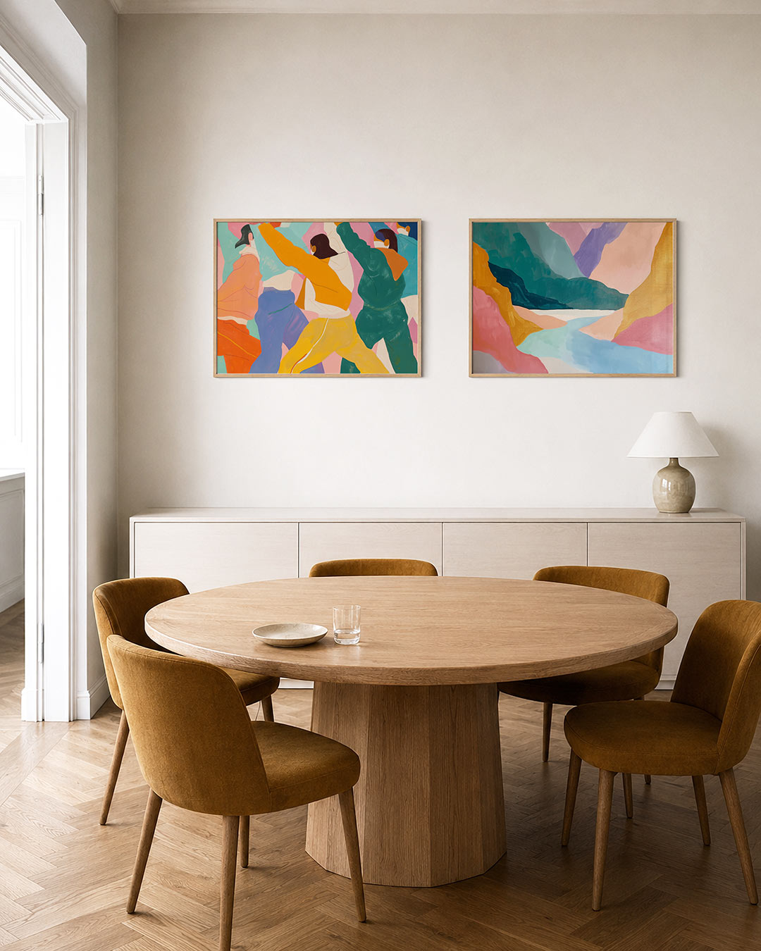 Twee liggende posters met vloeiende lijnen en dynamische kleurvlakken, aan de muur in een interieur