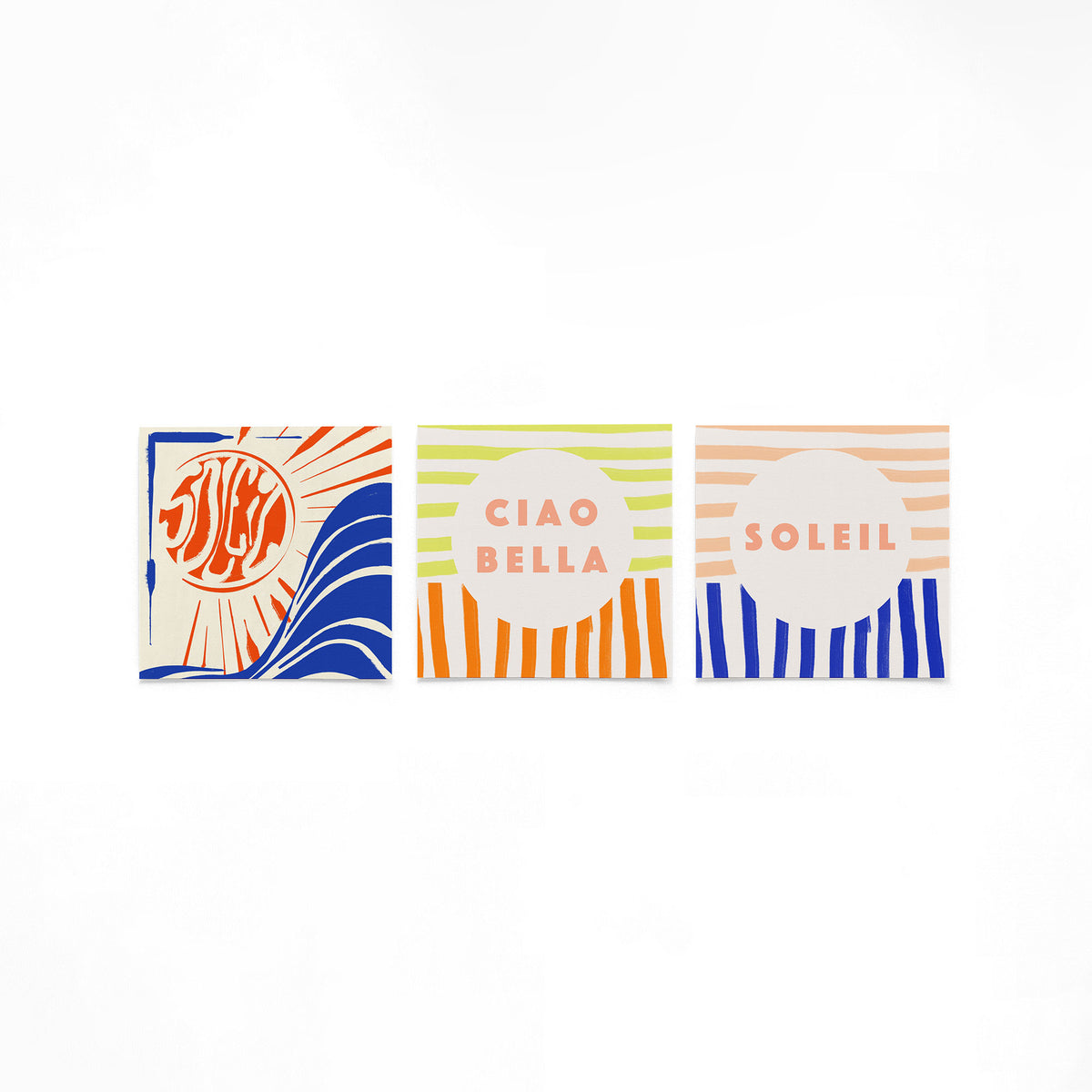 Drie vierkante posters met zon en ciao bella op een gebroken witte achtergrond