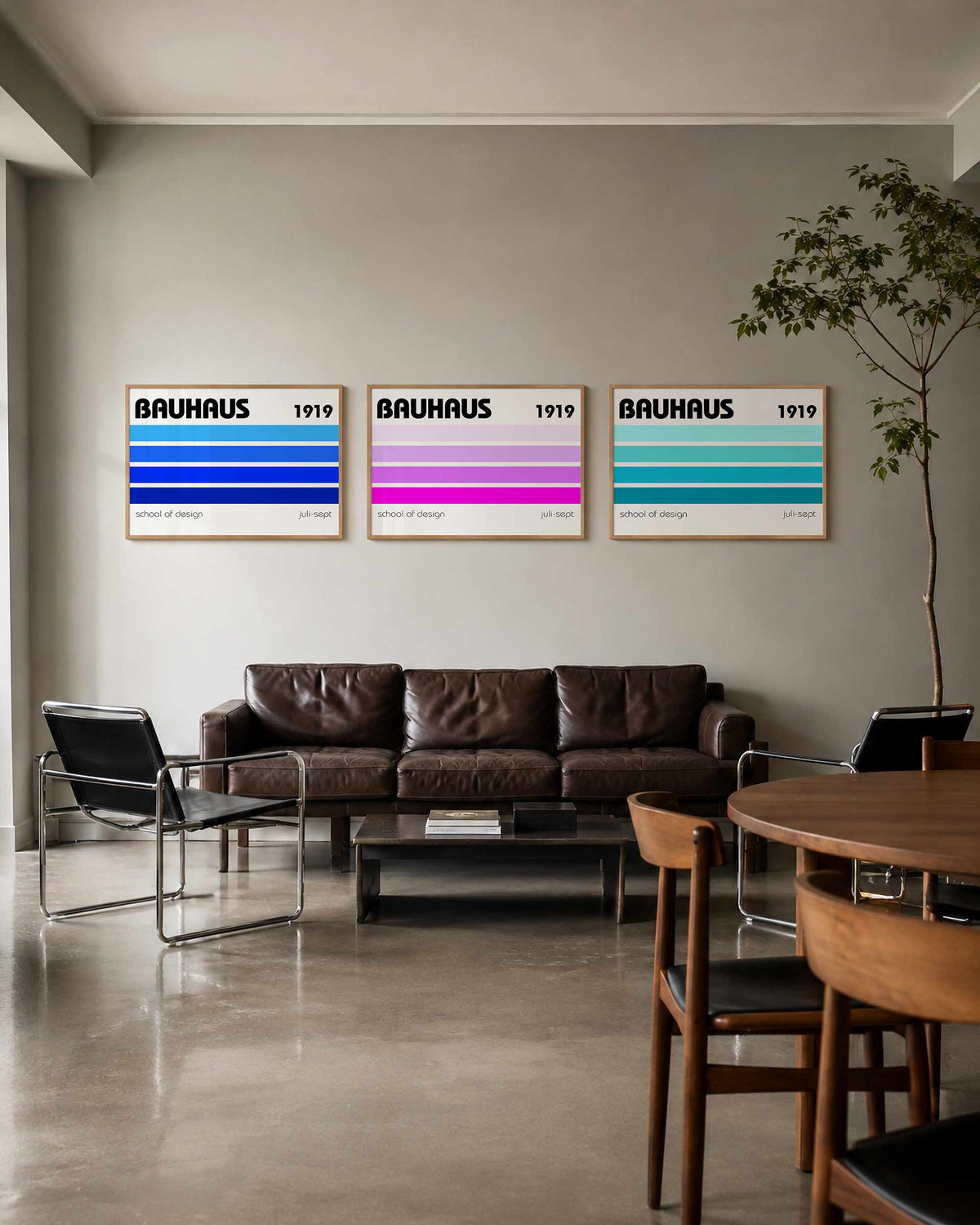 Interieurmockup van drieluik landscape-posterset met blauwe strepenreeks