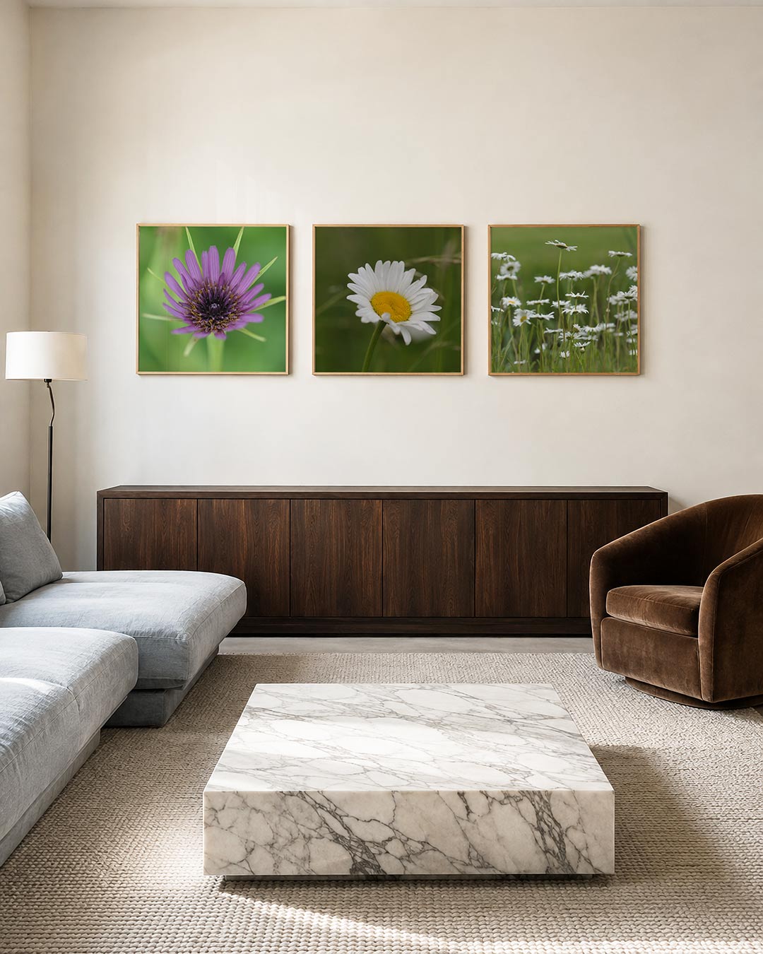 Interieur met vierkant fotografisch drieluik bloemen in beeld – Gerald Emming