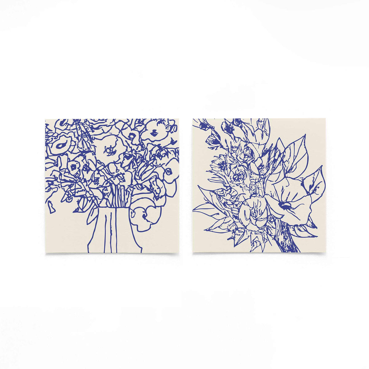 Twee vierkante posters met bloemen in kobaltblauw op een gebroken witte achtergrond
