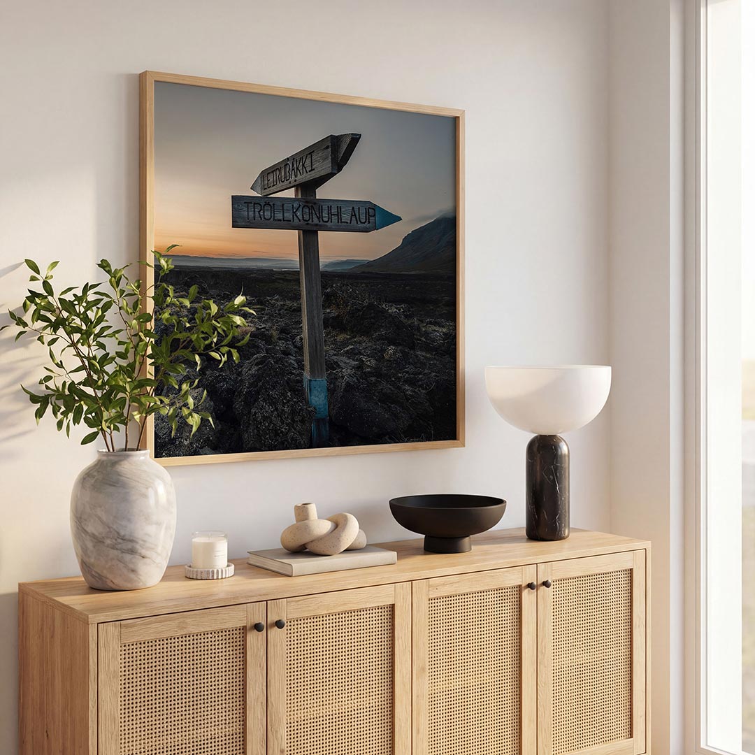 Wegwijzer in landschap Poster