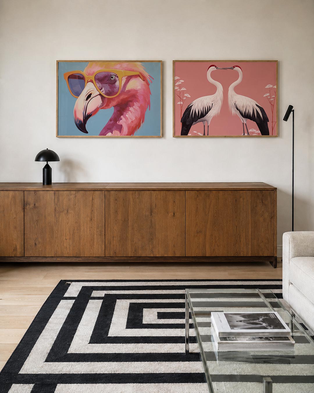 Tweedelige posterset met een speelse compositie van een vogel met oranje bril, getoond in een interieur