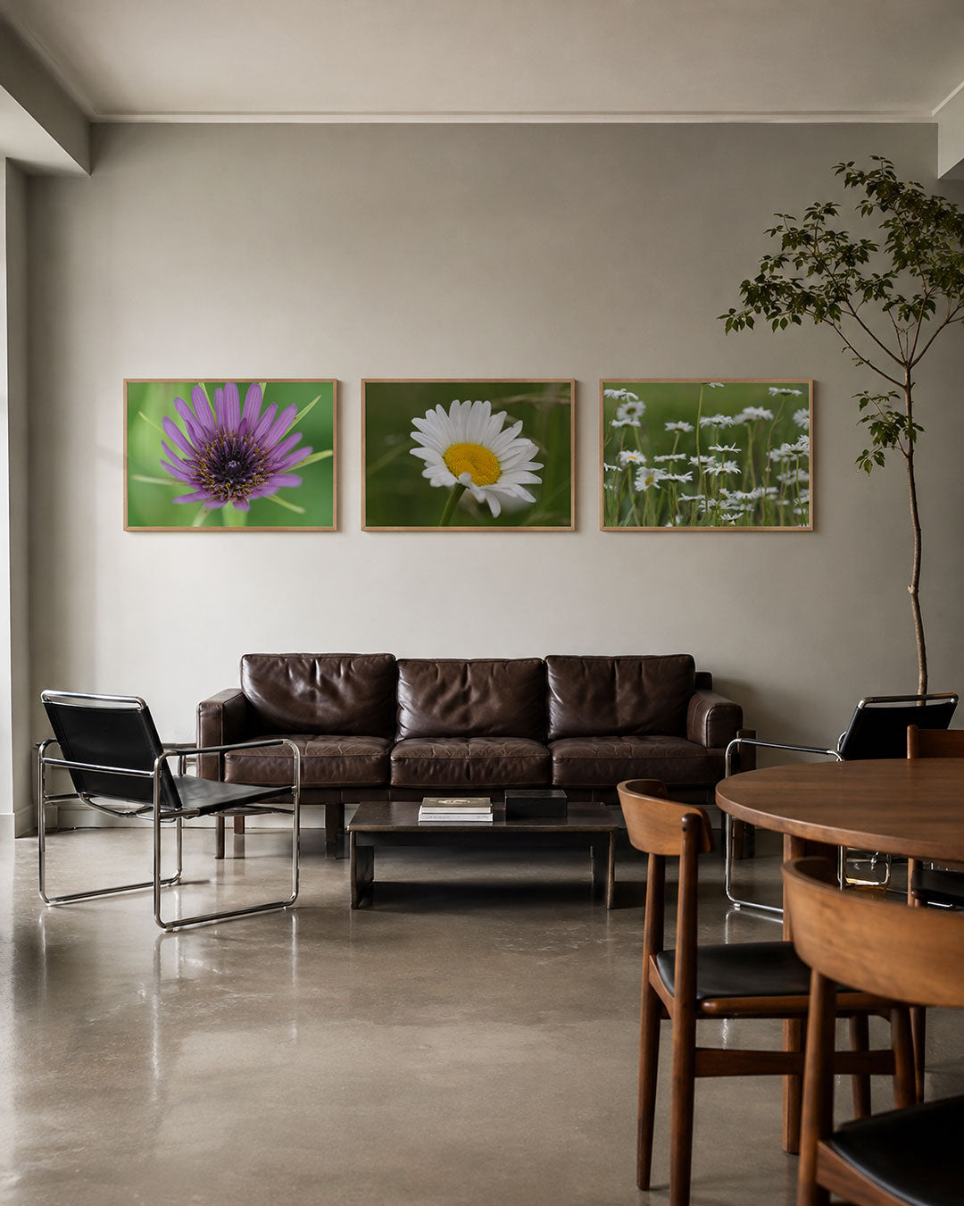 Interieur met liggend fotografisch drieluik bloemen in zacht groen – Gerald Emming